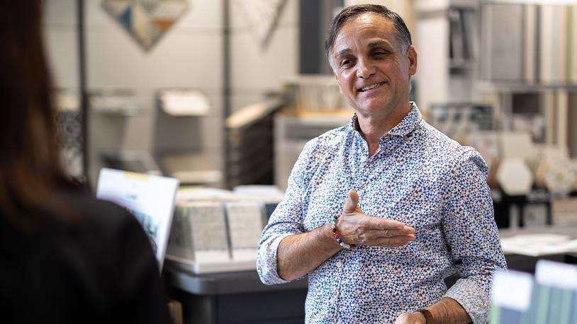 Image d'illustration du métier CONSEILLER COMMERCIAL EN SALLE D'EXPOSITION H/F